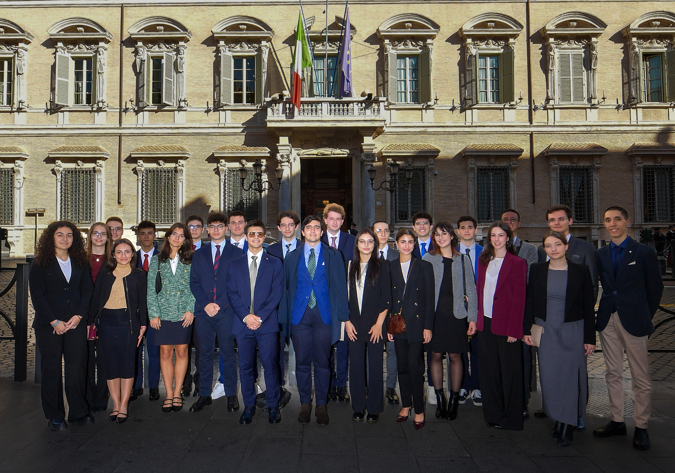 Foto di gruppo do fronte a Palazzo Madama degli Alfieri del Lavoro 2024