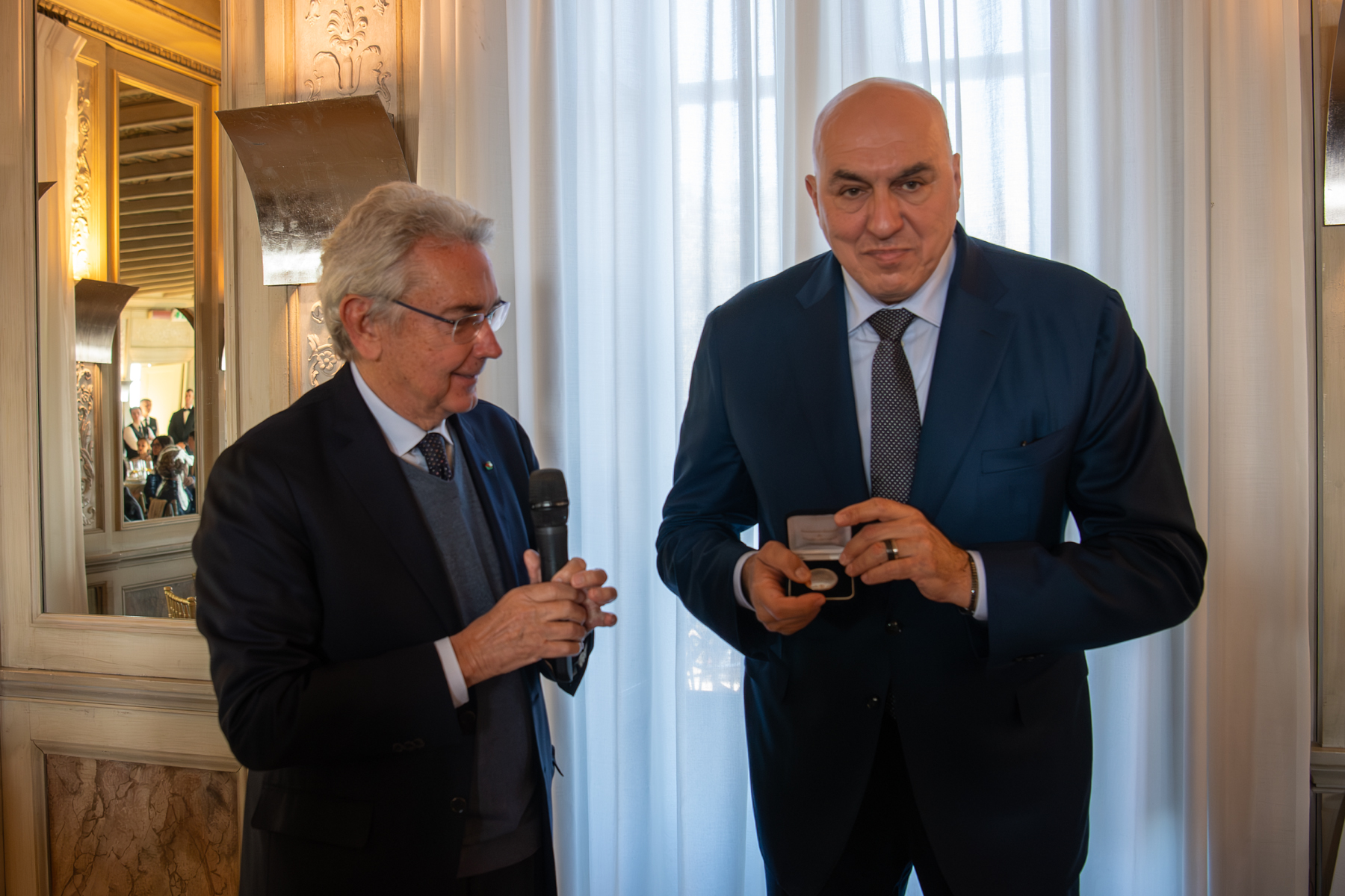 Il Presidente del Gruppo Centrale Franco Bernabè consegna al Ministro Crosetto una medaglia ricordo dell'incontro