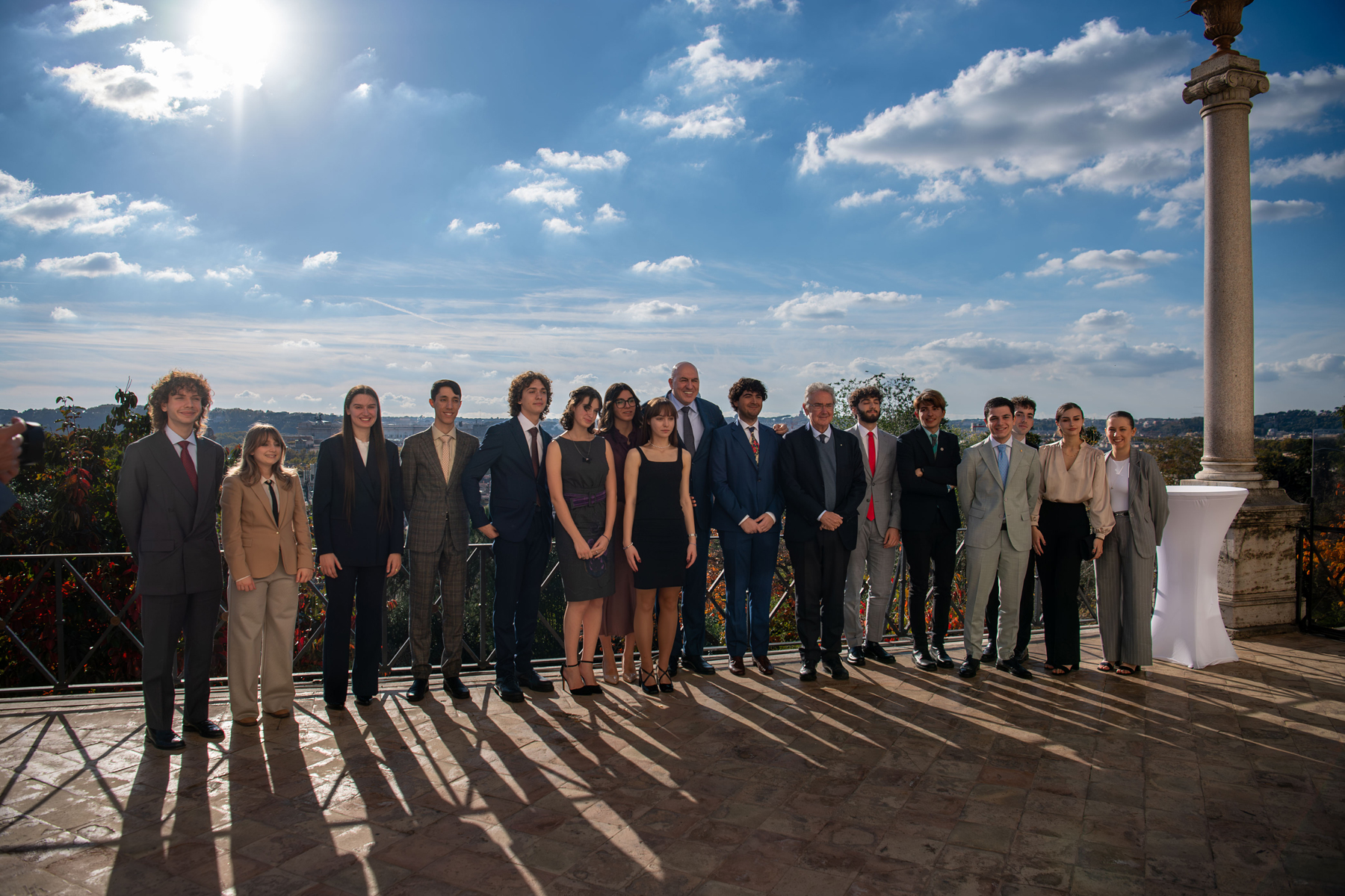 Una foto di gruppo con il Ministro Guido Crosetto, il Presidente del Gruppo Centrale Franco Bernabè e alcuni studenti e studentesse del Collegio Universitario "Lamaro Pozzani"